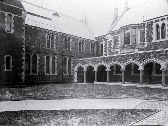 Canterbury College, University of New Zealand : lecture theatres in Northern Quad, to right is Engineering School. Canterbury College, University of New Zealand : lecture theatres in Northern Quad, to right is Engineering School.