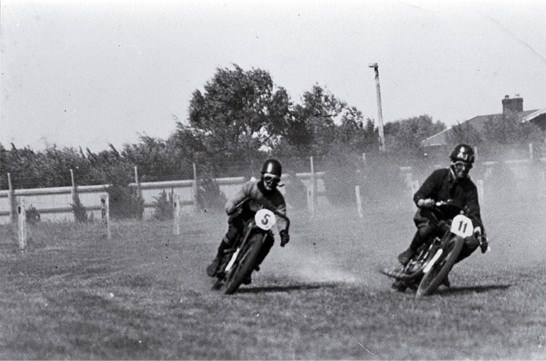 Cornering in race at Brighton Racecourse Cornering in race at Brighton Racecourse