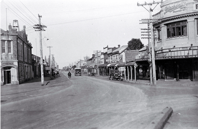 Looking south from the bridge down Williams Street, Kaiapoi Looking south from the bridge down Williams Street, Kaiapoi
