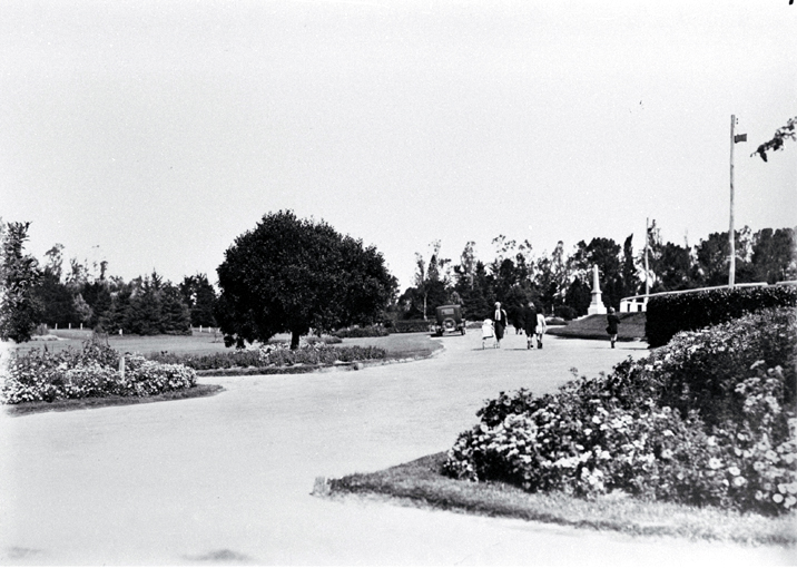 Families strolling in the Temuka Domain on Domain Avenue Families strolling in the Temuka Domain on Domain Avenue