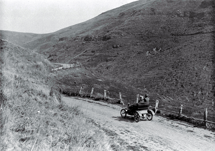 " She stuck half-way up " : a De Dion motor car on the Summit Road of the Port Hills, Christchurch. " She stuck half-way up " : a De Dion motor car on the Summit Road of the Port Hills, Christchurch.