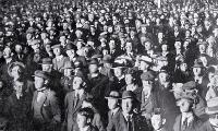 A portion of the crowd awaiting the result of the 1919 election, the results being displayed by lantern on a board in Christchurch