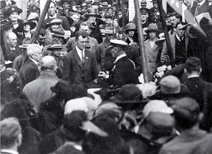 Lord Jellicoe at the foundation stone amidst crowd, Bridge of Remembrance Lord Jellicoe at the foundation stone amidst crowd, Bridge of Remembrance