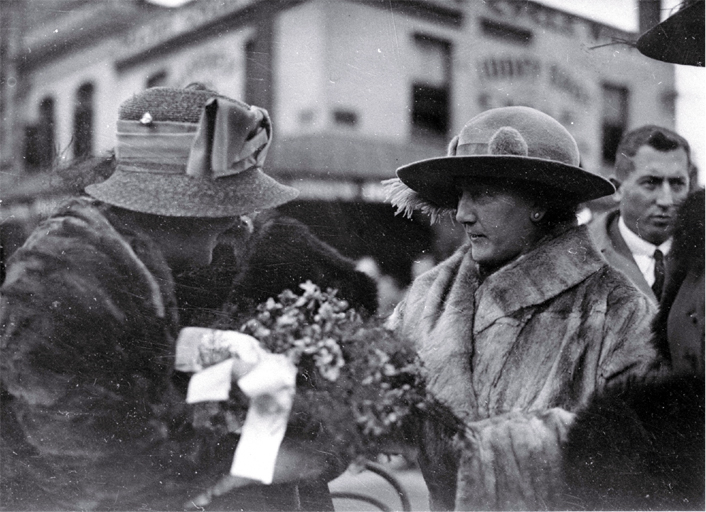Lady Jellicoe chatting with (possibly) Mrs Wyn Irwin after the proceedings of the laying of the foundation stone, Bridge of Remembrance Lady Jellicoe chatting with (possibly) Mrs Wyn Irwin after the proceedings of the laying of the foundation stone, Bridge of Remembrance
