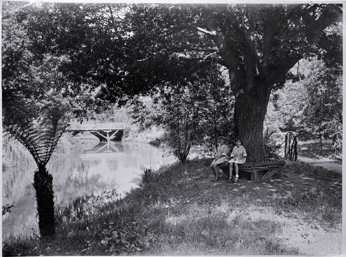 Schoolgirls in the Millbrook Reserve in the late 1920s Schoolgirls in the Millbrook Reserve in the late 1920s