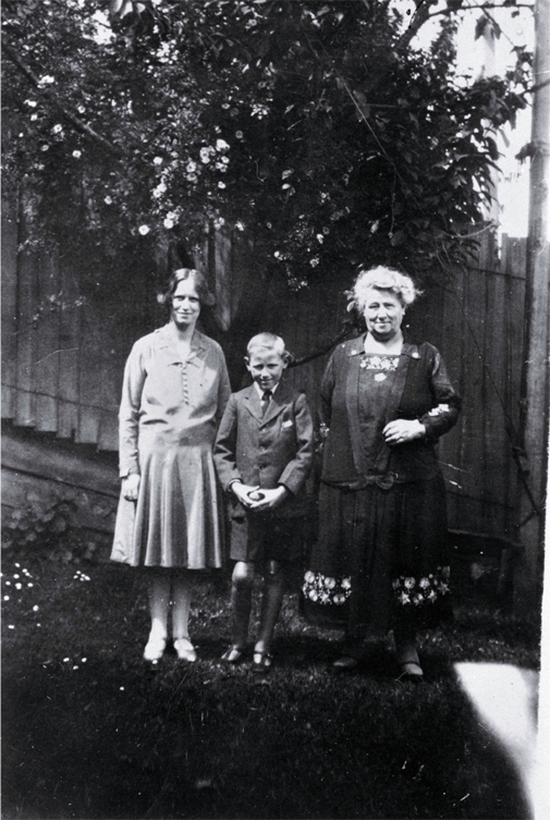 Isabella Hucks, daughter Isabelle and grandson Neville Davison Isabella Hucks, daughter Isabelle and grandson Neville Davison
