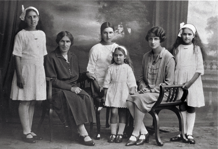 Florence Henrietta Mahomet (wife of Icecream Charlie) and children Florence Henrietta Mahomet (wife of Icecream Charlie) and children