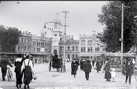 Pedestrians and a hansom cab in Cathedral Square