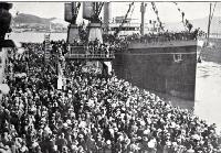 The departure of the 17th reinforcements and Maori details to join the ANZACs from Wellington : the transport clears the wharf.