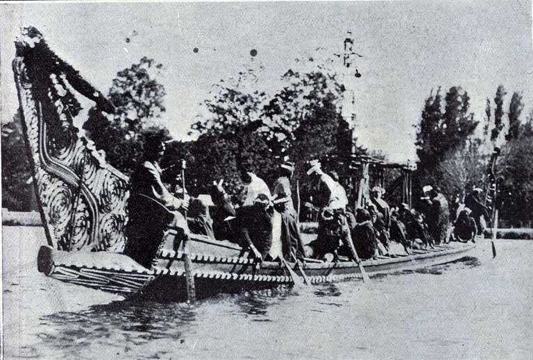 Mahutu’s war canoe Tehaere-tiki-tiki on Victoria Lake Mahutu’s war canoe Tehaere-tiki-tiki on Victoria Lake