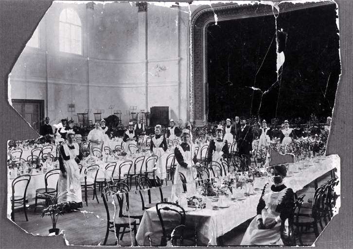 Waiters & waitresses pose before the citizens' luncheon for the officers of the Imperial Troops visiting Christchurch Waiters & waitresses pose before the citizens' luncheon for the officers of the Imperial Troops visiting Christchurch