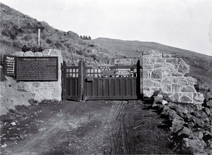 Toll gate, Sign of the Kiwi Toll gate, Sign of the Kiwi