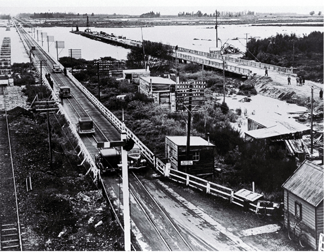 The old Rakaia combined road & rail bridge : at right the new road is under construction. The old Rakaia combined road & rail bridge : at right the new road is under construction.