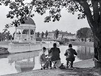 Sketching on the banks of the Avon, Oxford Terrace, near the Edmonds Rotunda, Christchurch