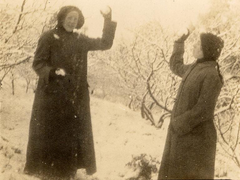 Madel(a/e?)ine & Dorothy Gimblett in the snow Madel(a/e?)ine & Dorothy Gimblett in the snow