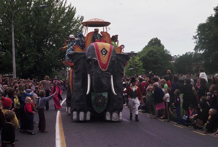 Elephant float Elephant float