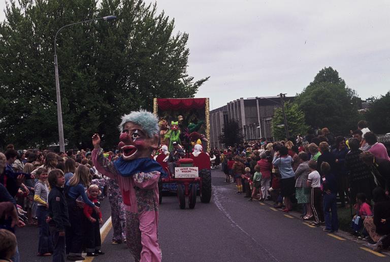 Puppet Show float Puppet Show float