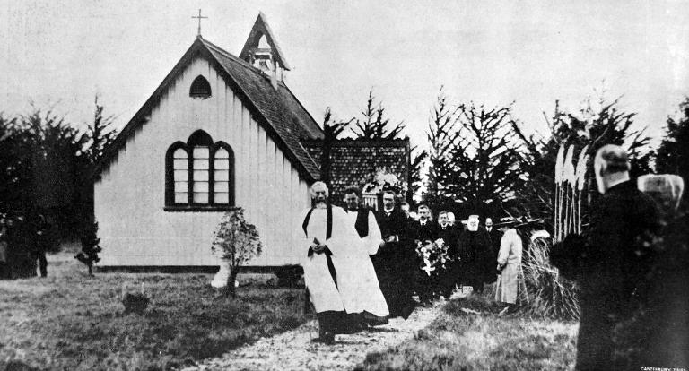 The cortege passing to the graveside. The cortege passing to the graveside.