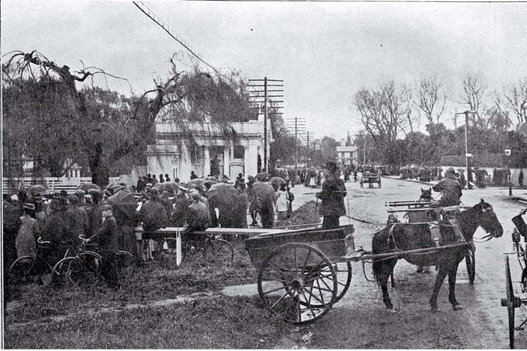 The crowd waiting in Park Terrace to see the fall of the northern tower, New Zealand International Exhibition, Christchurch The crowd waiting in Park Terrace to see the fall of the northern tower, New Zealand International Exhibition, Christchurch