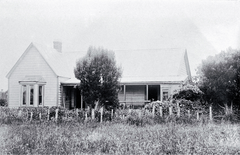 The Shand homestead which replaced the one burnt down in 1906 at Te Whakuru (now pulled down) The Shand homestead which replaced the one burnt down in 1906 at Te Whakuru (now pulled down)
