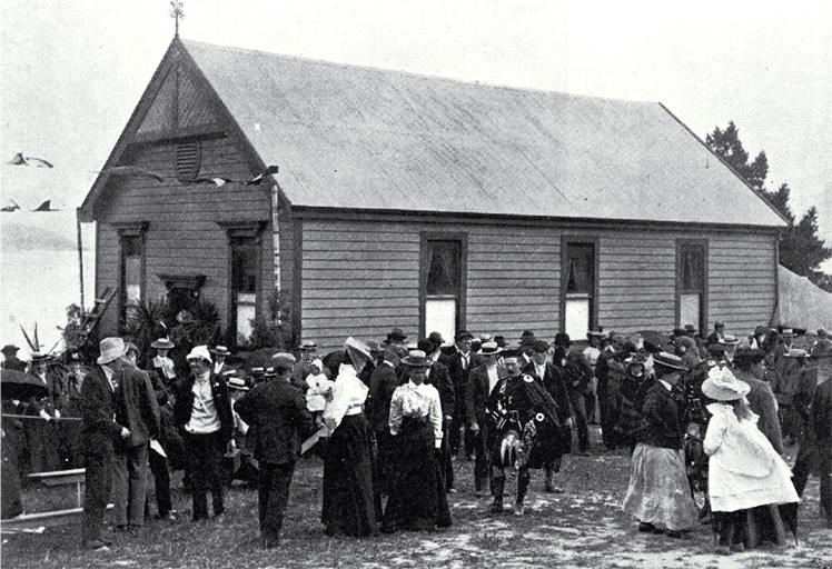 Te Wheke Hall, new Maori meeting house at Raupaki on opening day Te Wheke Hall, new Maori meeting house at Raupaki on opening day