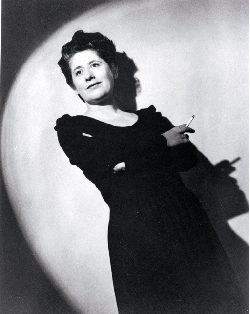 Ngaio Marsh photographed during the 1940s : "Ngaio in the spotlight" Ngaio Marsh photographed during the 1940s : "Ngaio in the spotlight"